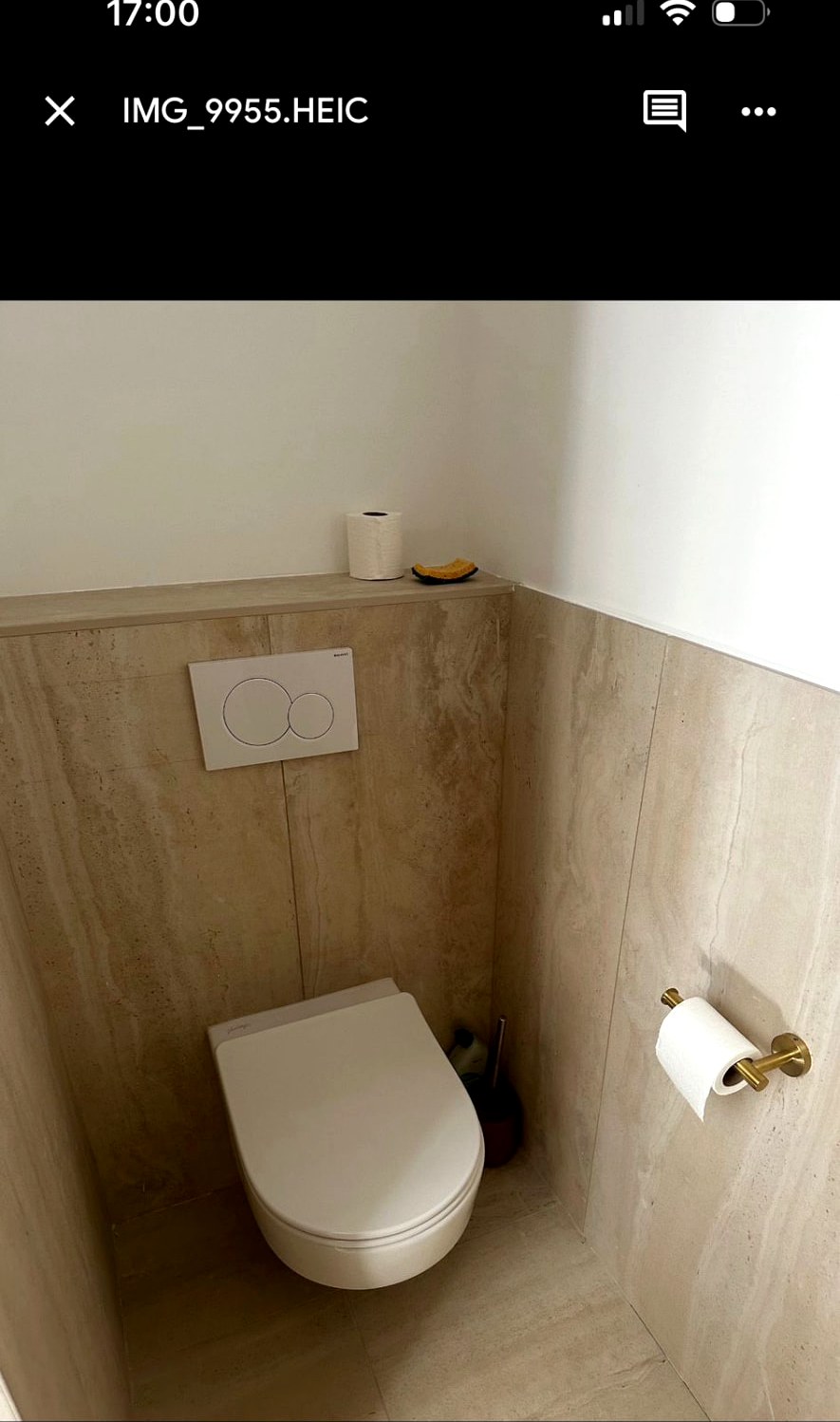 Installation d'un WC suspendu avec bâti-support et habillage travertin à Castries