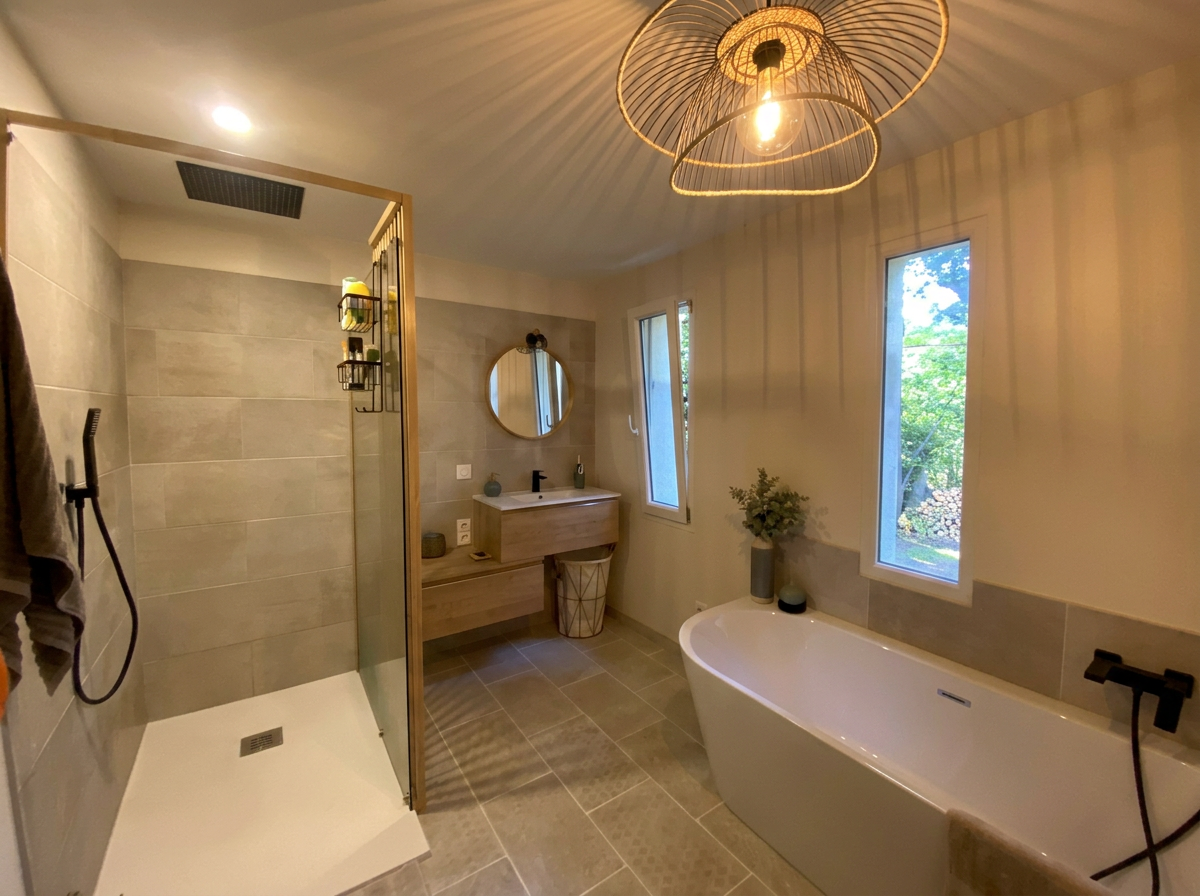 Salle de bain rénovée avec baignoire et douche à l'italienne carrelée beige