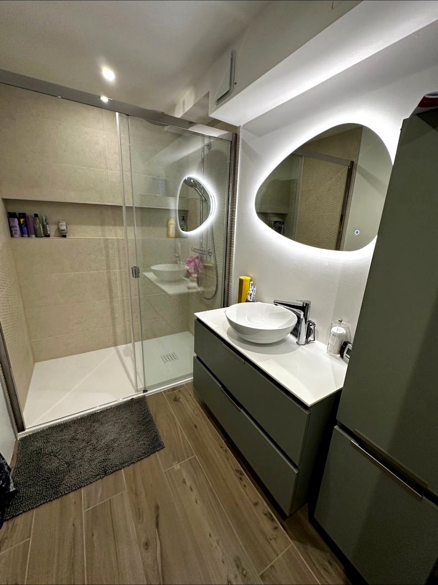 Salle de bain contemporaine avec douche à l'italienne et meuble vasque coloré
