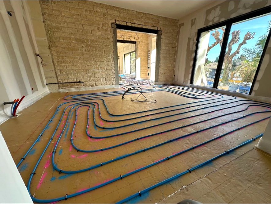 Réseau de plancher chauffant en cours de pose lors d'une rénovation dans l'Hérault