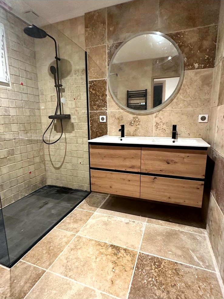 Salle de bain moderne avec double vasque sur meuble bois et paroi de douche noire